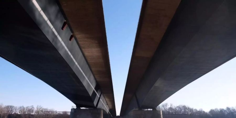 An der Brücke waren bei Routinekontrollen kleine Risse in Schweissnähten gefunden worden. Foto: Peter Förster