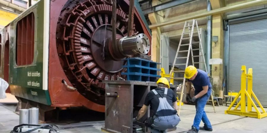 Männer arbeiten an Hochspannungsmaschine