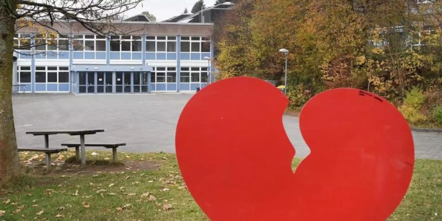 Die Skulptur eines gebrochenen Herzens vor dem Schulzentrum im sauerländischen Wenden: In der Nähe hatte ein 14-Jähriger seinen zwei Jahre älteren Mitschüler erwürgt. Foto: Caroline Seidel