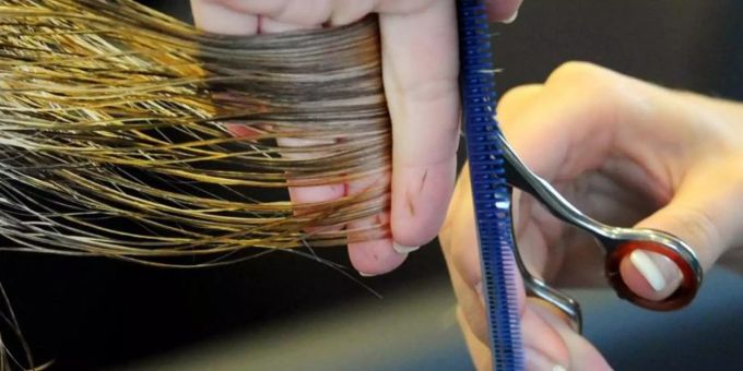 Statt zehn Zentimeter zu kürzen, schneidet der Coiffeur die Haare zehn Zentimeter kurz. (Symbolbild) Coiffeur