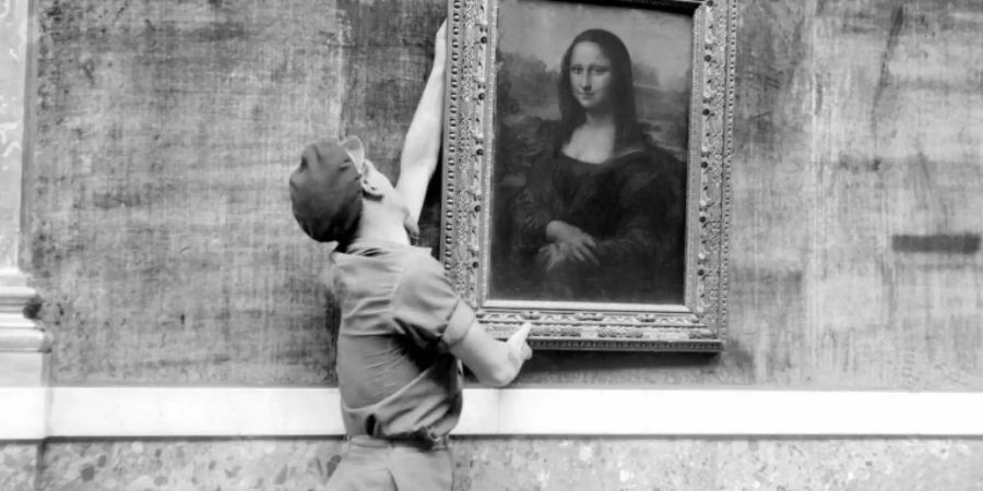 Da Vincis Mona Lisa wird 1947 zur Wiedereröffnung des Louvres aufgehängt