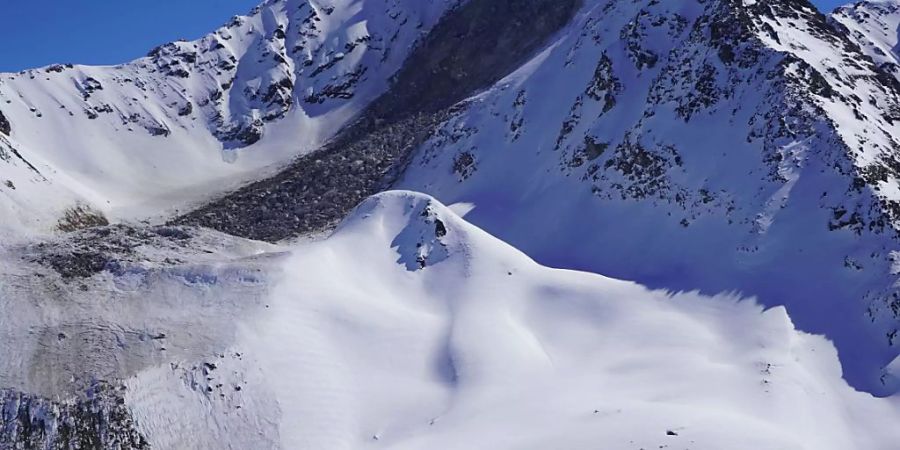 Der Felssturz am Flüela Wisshorn bei Davos umfasste mehrere zehntausend Kubikmeter Material. Zudem löste er eine Lawine aus.