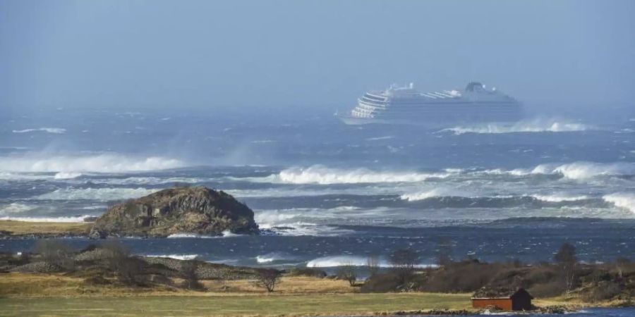 Das Kreuzfahrtschiff «Viking Sky» driftet in Richtung Land. Foto: Frank Einar Vatne/NTB scanpix