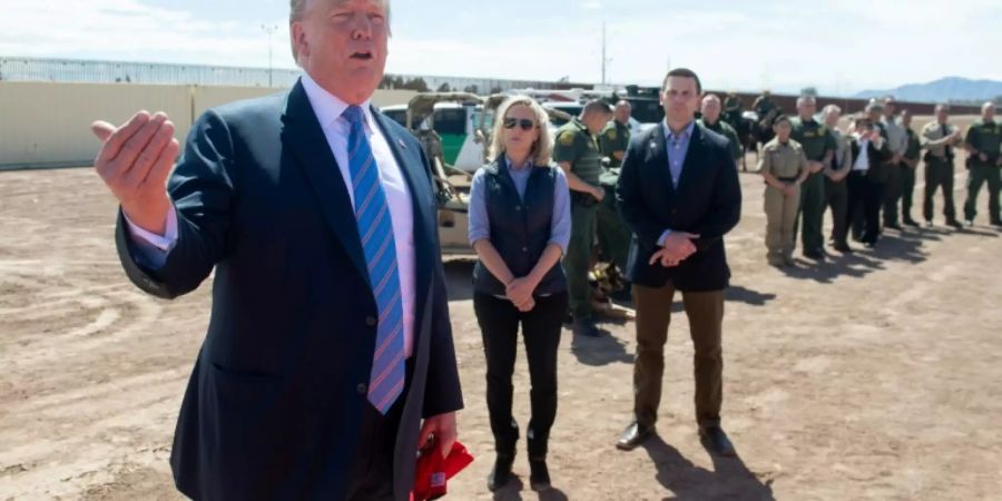 Trump Anfang April bei einem Besuch an der Grenze zu Mexiko