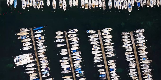 Das Parken eines Bootes im See kostet je nach Gemeinde unterschiedlich viel Miete. Die Differenzen sind jedoch so gross, dass Preisüberwacher Stefan Meierhans Erklärungsbedarf sieht. (Themenbild) Bootsanlegeplätze