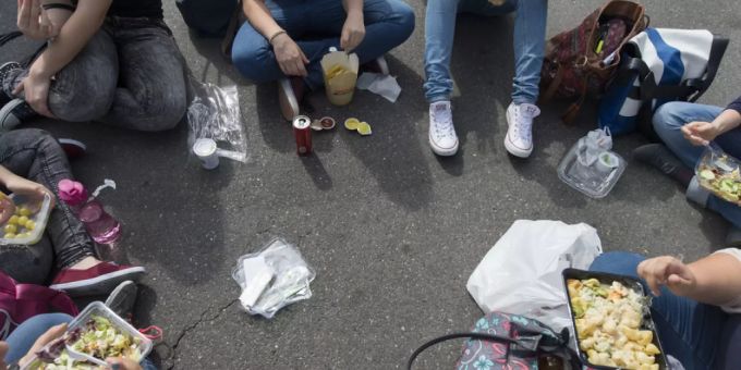 Mittagspicknick in der Berner Innenstadt: Die Stadtregierung möchte, dass weniger Wegwerfgeschirr verwendet wird. Mittagspicknick in der Berner Innenstadt: Die Stadtregierung möchte, dass weniger Wegwerfgeschirr verwendet wird.