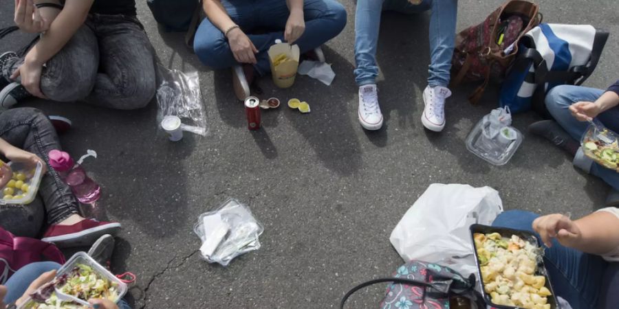 Mittagspicknick in der Berner Innenstadt: Die Stadtregierung möchte, dass weniger Wegwerfgeschirr verwendet wird.
