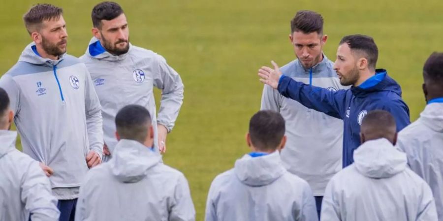 Schalke-Trainer Domenico Tedesco (r) bereitet seine Spieler auf Manchester City vor. Foto: Rolf Vennenbernd