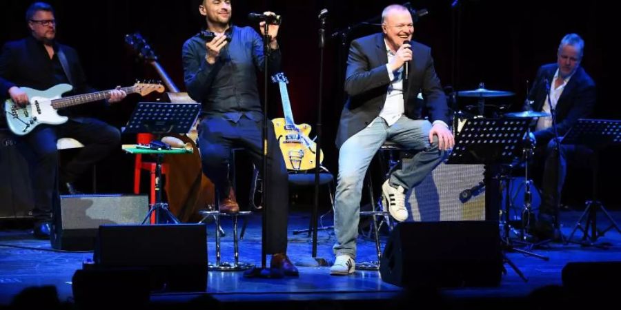 Stefan Raab (2.v.r.) mit dem Sänger Max Mutzke (2.v.l.) und seiner Band auf der Bühne in Bonn. Foto: Willi Weber/Allendorf Media