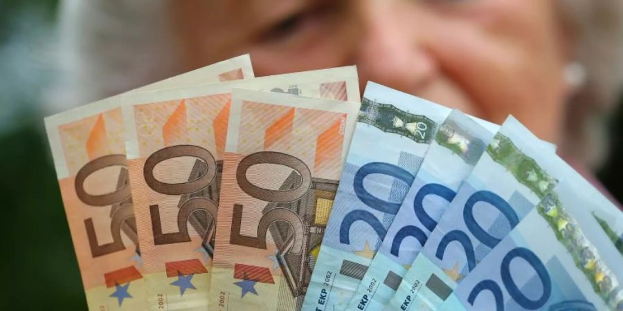 Rentnerin mit Geldscheinen