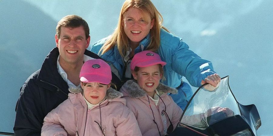 Prinz Andrew, Sarah Ferguson und ihre Prinzessinnen Eugenie (links) und Beatrice 1998 in Verbier VS.