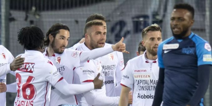 Umaru Bangura (FCZ, rechts) ist enttäuscht, während die Spieler des FC Sion den Treffer von Anto Grgic feiern. FCZ ist enttäuscht