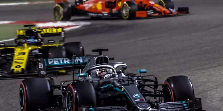 Weltmeister Lewis Hamilton (vorne) im Mercedes kann sich in Bahrain über seinen 74. GP-Sieg freuen