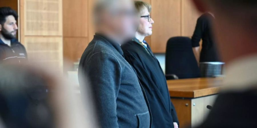 Angeklagter und Verteidigerin vor Prozessbeginn