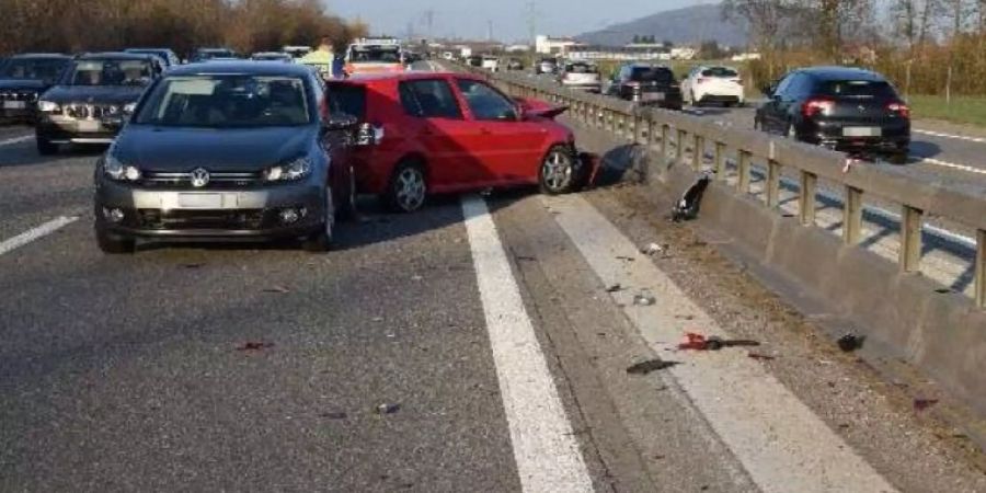 Gleich zwei Mal knallte es am Samstag auf der A1 im Kanton Solothurn. Bei den Auffahrunfällen wurden insgesamt fünf Personen leicht verletzt.