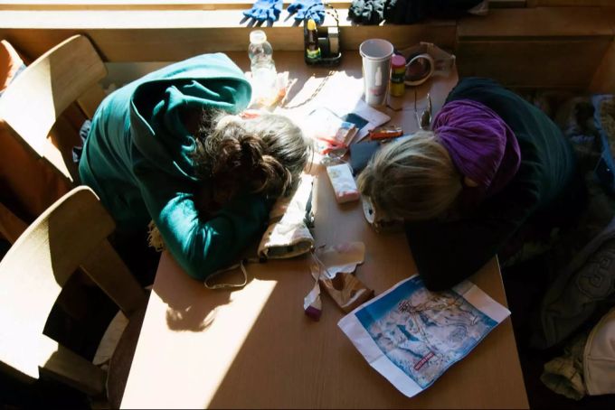 Die Zeitumstellung macht Jugendlichen oft zu schaffen. Müde Kinder bei Zeitumstellung