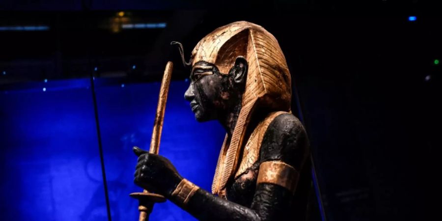 Eine Skulptur des Pharaos Tutenchamun