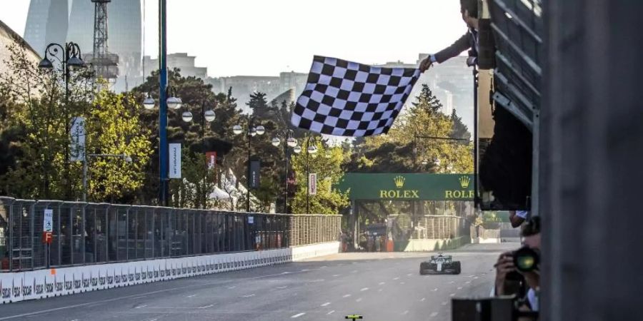 Valtteri Bottas holt sich beim Grossen Preis von Aserbaidschan seinen zweiten Saisonsieg. Foto: Srdjan Suki/EPA POOL/AP/dpa