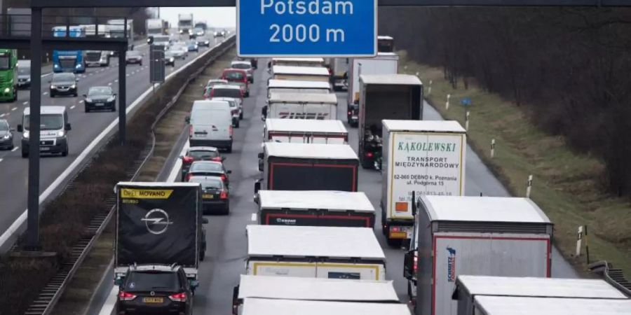 Stau auf der A10 in Brandenburg: Zum Ende der Osterferien in neun Bundesländern müssen sich Autofahrer am Wochenende wieder in Geduld üben. Foto: Ralf Hirschberger