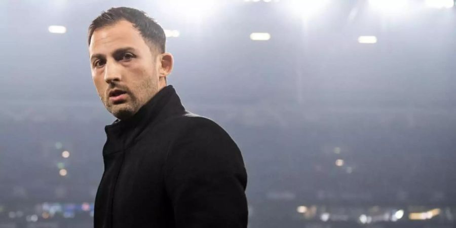 S04-Trainer Domenico Tedesco steht gegen Werder Bremen enorm unter Druck. Foto: Bernd Thissen