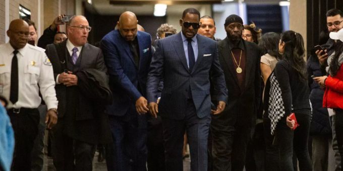 Der Musiker R. Kelly (vorne, 4.v.l) kommt ins Daley Center zu einer Anhörung in einem Fall wegen nicht gezahlten Kindergeldes. Haft R Kelly