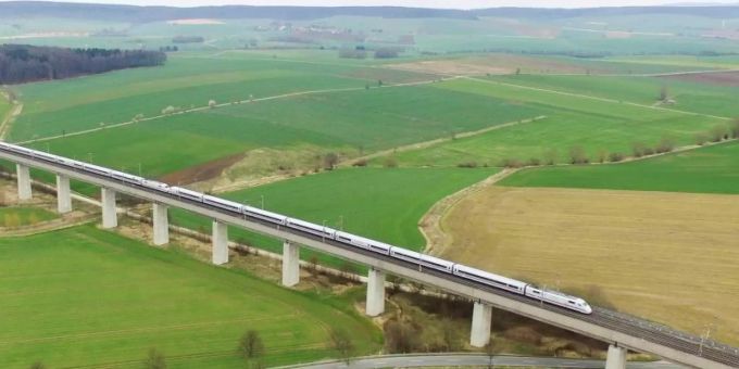 Vom 11. Juni bis 14. Dezember sollen auf Strecke Göttingen-Hannover Gleise, Weichen, Schwellen und Schotter erneuert werden. Fahrgäste müssen mit längeren Fahrzeiten rechnen. Foto: Julian Stratenschulte Vom 11. Juni bis 14. Dezember sollen auf Strecke Göttingen-Hannover Gleise, Weichen, Schwellen und Schotter erneuert werden. Fahrgäste müssen mit längeren Fahrzeiten rechnen. Foto: Julian Stratenschulte