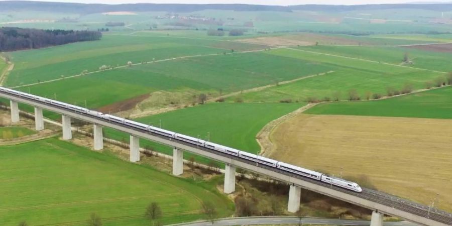 Vom 11. Juni bis 14. Dezember sollen auf Strecke Göttingen-Hannover Gleise, Weichen, Schwellen und Schotter erneuert werden. Fahrgäste müssen mit längeren Fahrzeiten rechnen. Foto: Julian Stratenschulte