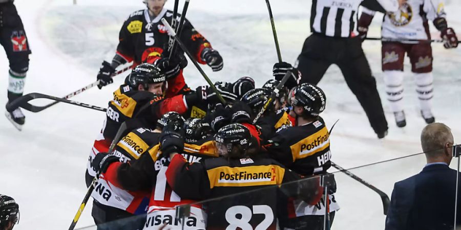 Die Spieler des SC Bern bejubeln den ersten Heimsieg in diesen Playoffs