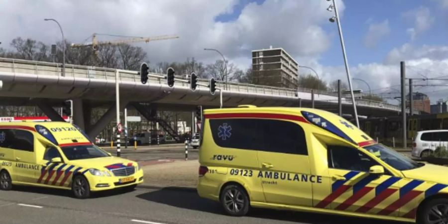 Krankenwagen stehen bereit: Im niederländischen Utrecht hat ein Mann in einer Strassenbahn um sich geschossen. Foto: Martijn Van Der Zande/AP