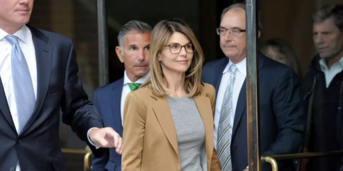 Lori Loughlin und ihr Ehemann Mossimo Giannulli nach einem Gerichtstermin. Lori Loughlin