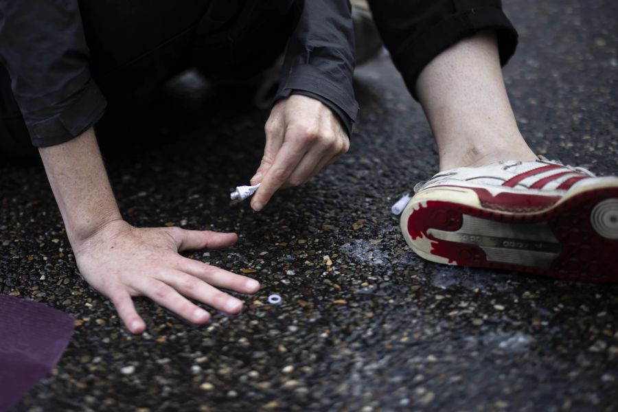 Sie klebten sich auf die Strasse, die Polizei musste die Aktivisten loslösen.