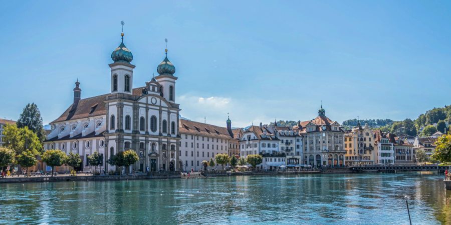 Die Jesuitenkirche an der Reuss in der Stadt Luzern.