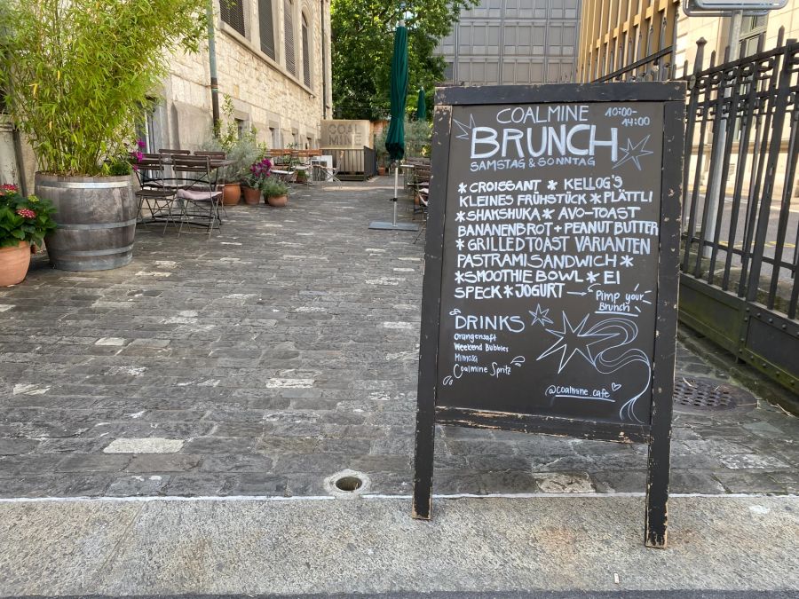 Das Coalmine Café befindet sich eher unscheinbar zwischen dem Postgebäude und dem Manor.