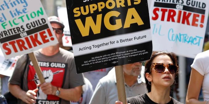 Streikende Mitglieder der SAG-AFTRA und der WGA in New York. Streikende Mitglieder der SAG-AFTRA und der WGA in New York.