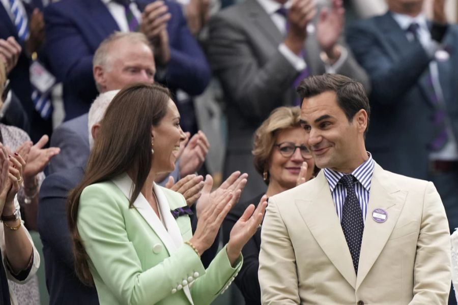 Offenbar bringt Federer die künftige Königin von England ganz schön zum Lachen.