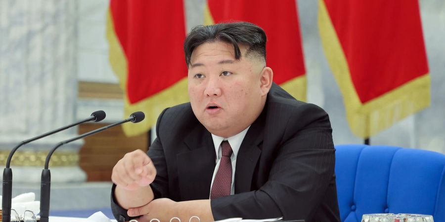 Kim Jong Un, Machthaber in Nordkorea, in Pjöngjang. Dieses Bild wurde von der staatlichen nordkoreanischen Nachrichtenagentur KCNA zur Verfügung gestellt. Der Inhalt kann nicht unabhängig verifiziert werden.