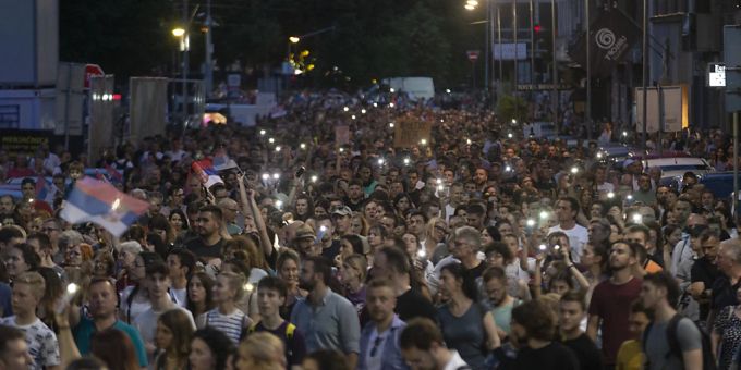 ARCHIV - In Belgrad kam es in den vergangenen Wochen nach zwei Amokläufen mit 18 Toten mehrfach zu Protesten gegen den Umgang der serbischen Regierung mit der Situation (Archivfoto). Foto: Marko Drobnjakovic/AP/dpa ARCHIV - In Belgrad kam es in den vergangenen Wochen nach zwei Amokläufen mit 18 Toten mehrfach zu Protesten gegen den Umgang der serbischen Regierung mit der Situation (Archivfoto). Foto: Marko Drobnjakovic/AP/dpa