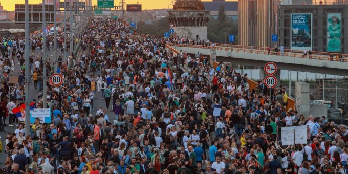 Menschen marschieren während einer Demonstration auf einer Autobahn in Belgrad. Proteste in Serbien