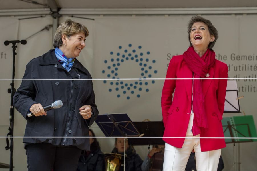 Die Bundesrätinnen Simonetta Sommaruga, rechts, und Viola Amherd, links, an den Feierlichkeiten auf der Rütliwiese während der Bundesfeier, welche im Zeichen von 50 Jahre Frauenstimmrecht stand, am 1. August 2021.