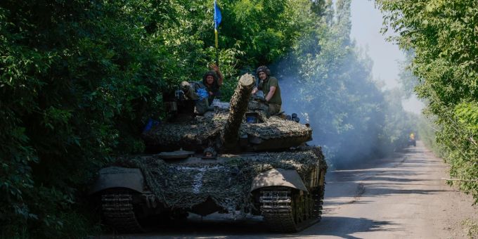 Ukrainische Soldaten fahren auf einem T-64-Panzer an der Frontlinie in der Nähe von Bachmut. Ukraine-Krieg Bachmut