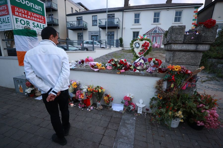 Blumen vor dem ehemaligen Haus der irischen Sängerin Sinead O'Connor.