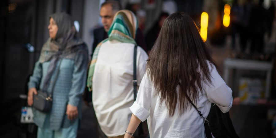 Eine Frau mit offenen Haaren in Teheran: Die Kopftuchpflicht ist seit mehr als 40 Jahren Gesetz in Iran.