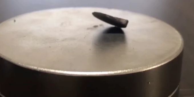 Mit supraleitendem Material können hocheffektive Magneten produziert werden. Forscher Supraleiter