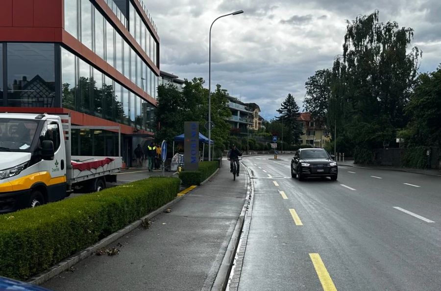 Hier auch: Weit und breit keine Störung auf dem Veloweg, trotzdem wird das Trottoir bevorzugt.