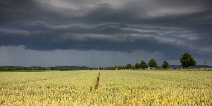 Gewitterwolken ziehen über die Region Augsburg. Der Deutsche Wetterdienst warnt vor Unwettern mit Starkregen, Gewittern und Hagel. Gewitterwolken ziehen über die Region Augsburg. Der Deutsche Wetterdienst warnt vor Unwettern mit Starkregen, Gewittern und Hagel.