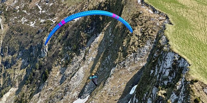Der Flug dauerte elf Stunden und 19 Minuten. Nach Angaben des Schweizerischen Hängegleiter-Verbandes herrschten hervorragende Wetterbedingungen mit auffrischendem Nordwestwind. Der Flug dauerte elf Stunden und 19 Minuten. Nach Angaben des Schweizerischen Hängegleiter-Verbandes herrschten hervorragende Wetterbedingungen mit auffrischendem Nordwestwind.