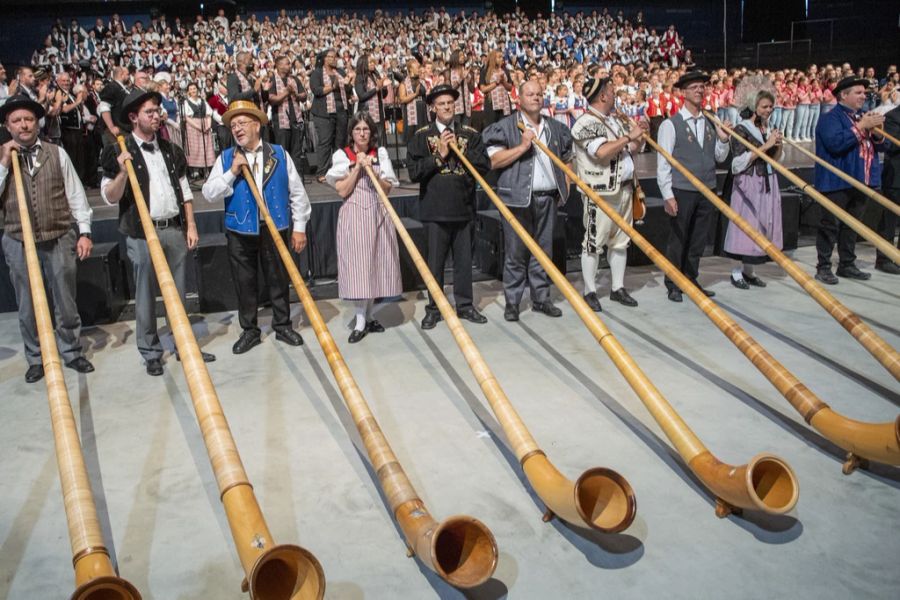 Alphornbläser, Jodlerinnen und Jodler sorgen für tolle Stimmung bei offiziellen Festakt.