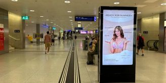 Verunsichert Mädchen - Brust-OP-Plakat am Zürcher HB sorgt für Kritik Verunsichert Mädchen - Brust-OP-Plakat am Zürcher HB sorgt für Kritik