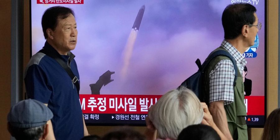 Ein Fernsehbildschirm im Bahnhof Seoul zeigt ein Bild des nordkoreanischen Raketenstarts während einer Nachrichtensendung.