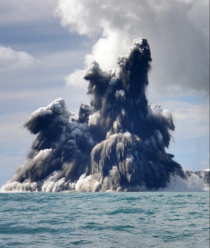 Vulkanausbruch des Hunga Tonga-Huna Ha'apai im Jahr 2009. gewitter vulkanausbruch